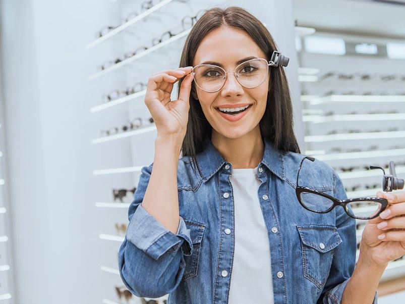 mujer-eleccion-gafas-optica