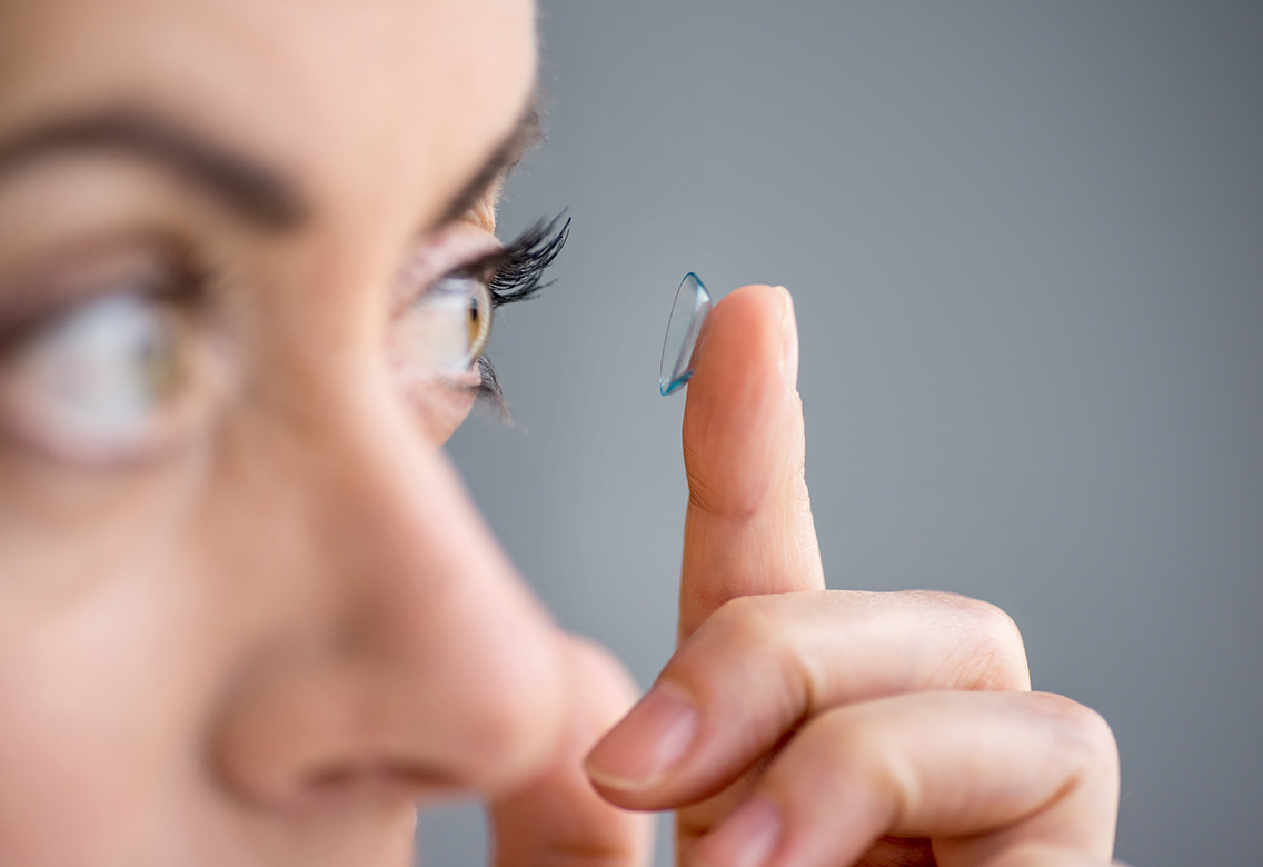 contactologia-mujer-insertando-lentes-contacto